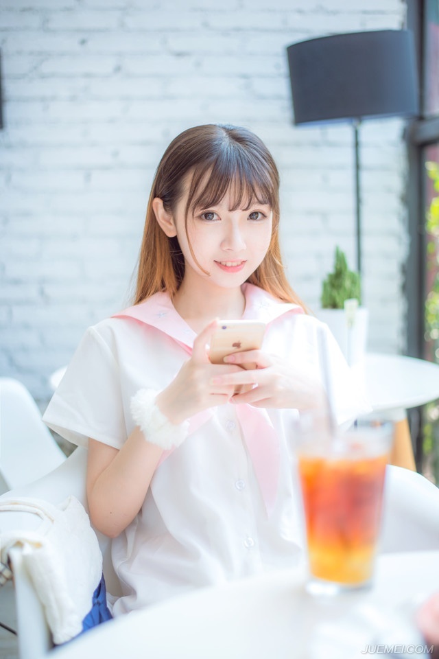 “刚死不久？”虎卫统领闻言目光一瞪，脱口道：“小心！”